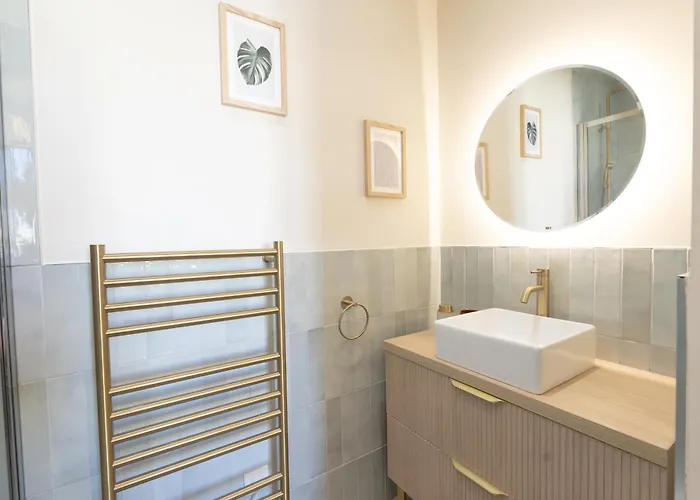 Le Soleil, Juan Les Pins, 2 Min Walk To Beach, Ac, Last Floor!