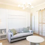 Le Soleil, Juan Les Pins, 2 Min Walk To Beach, Ac, Last Floor!