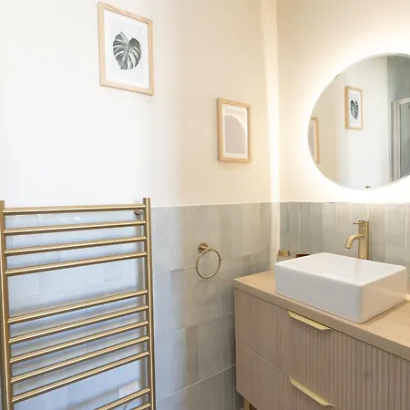 Le Soleil, Juan Les Pins, 2 Min Walk To Beach, Ac, Last Floor!