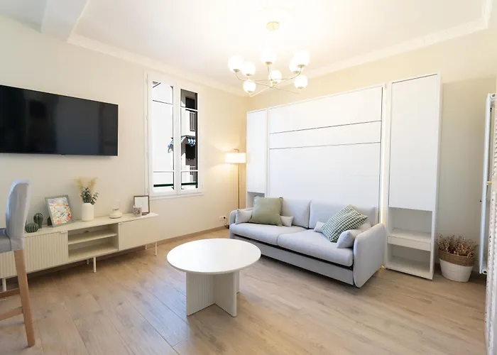 Le Soleil, Juan Les Pins, 2 Min Walk To Beach, Ac, Last Floor! * Antibes