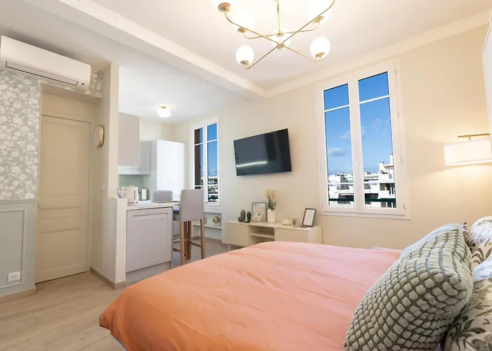 Le Soleil, Juan Les Pins, 2 Min Walk To Beach, Ac, Last Floor! Appartamento Antibes